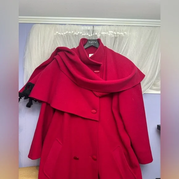 Elegant Vintage Red Wool Coat with removable cape/scarf - Picture 4 of 13
